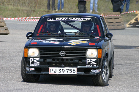 Henrik Iversen i hans sorte Opel Kadett C et bud på en vinder i klasse 5.